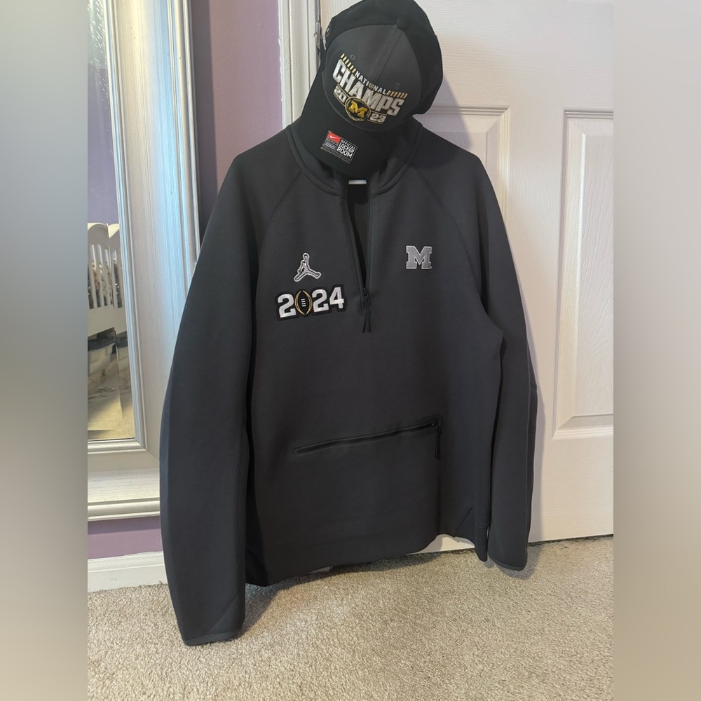 Jordan Men’s Large Michigan Wolverines CFP 1/2 Zip and Championship Hat